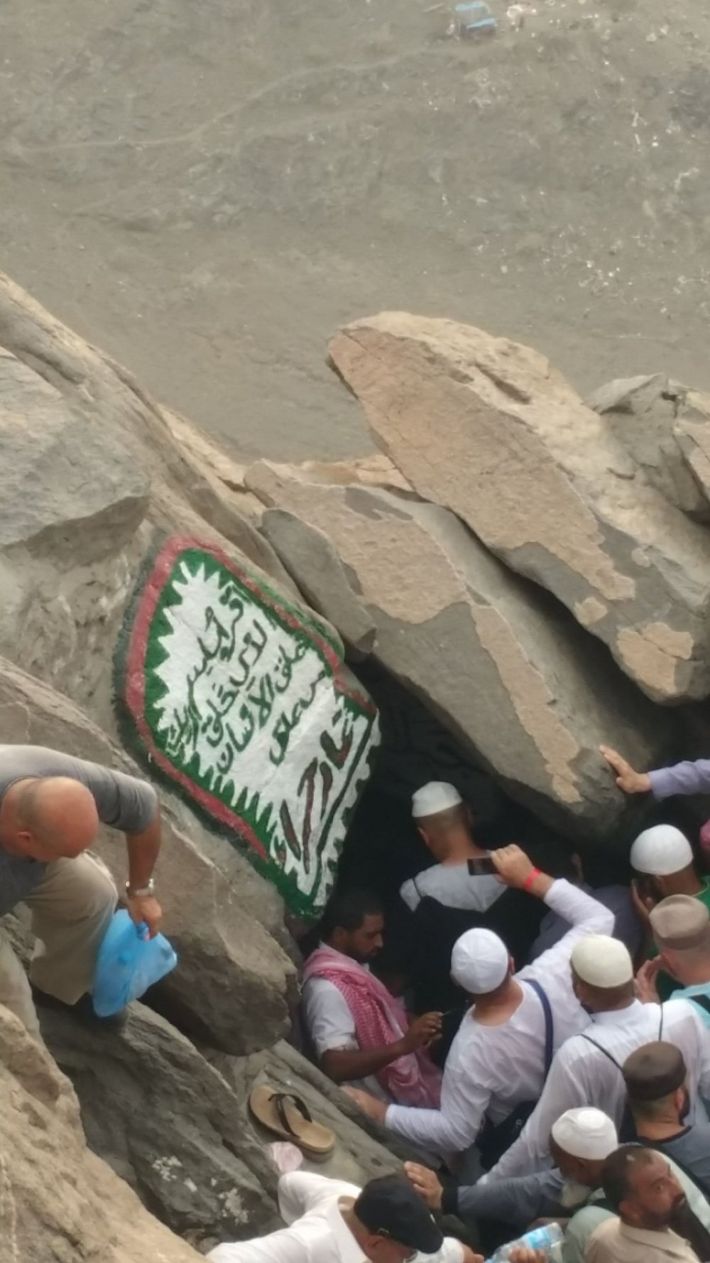 Pilgrims being supported by the Nusuk Hajj team